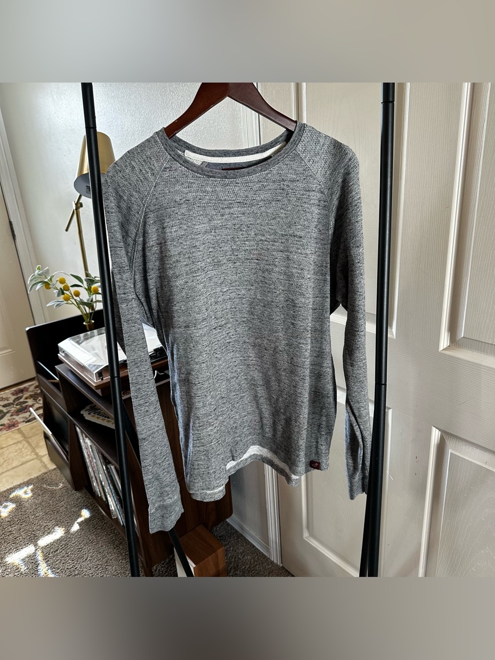 Men's Long Sleeve Crewneck Shirt - Heather Gray 🦋